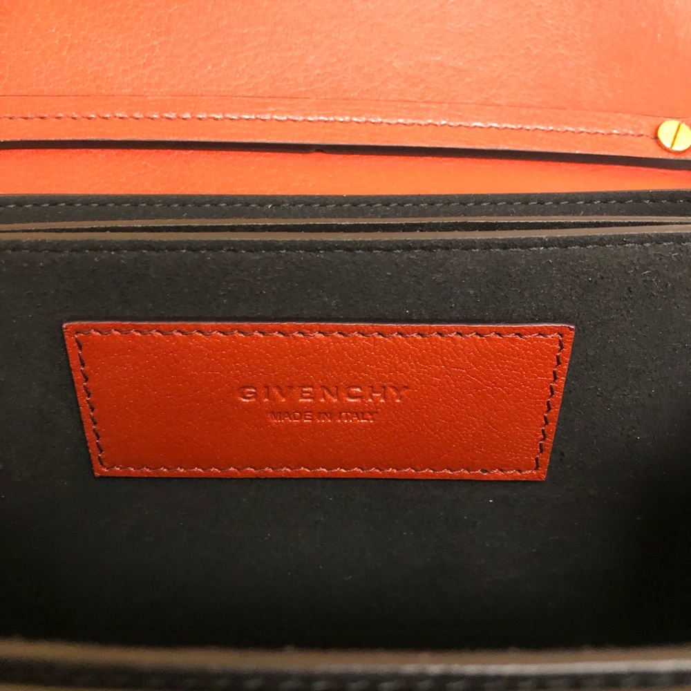 Givenchy GV3 small shoulder bag. - Picture 7 of 8